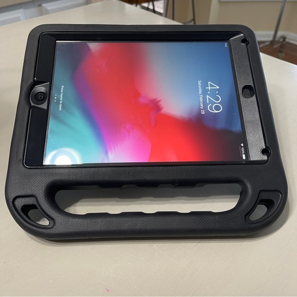iPad Air 1st gen 32GB Model A1474 with Black Protective Case - Picture 3 of 16